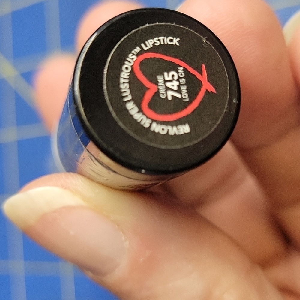 Revlon Super Lustrous Lipstick 4.2g 745 Love Is In The Air NEW - Picture 4 of 5